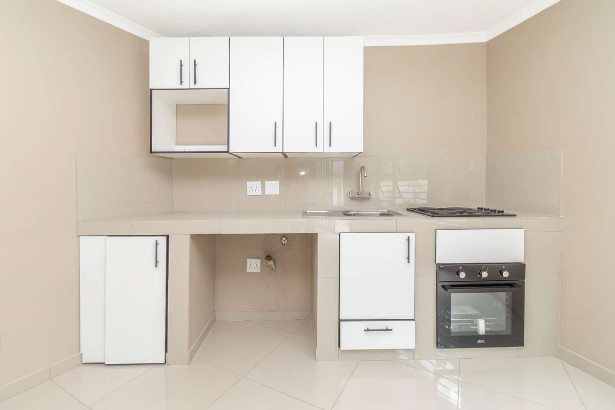Beautifully-renovated 1-Bedroom Garden Cottage to Let in Hurlingham Manor - Photo 5