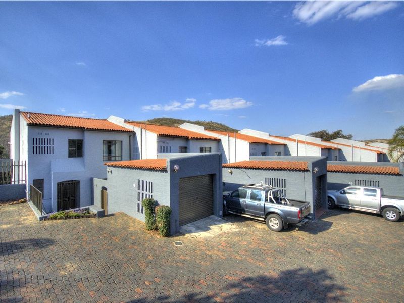 Views for Africa- 3 bed 2 bath duplex! - Photo 6