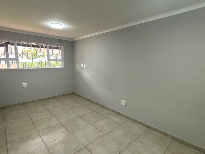Modern One-Bedroom Flat with Split Loft to Rent in Forest Waters Contemporary Two-Bathroom Apartment - Photo 3