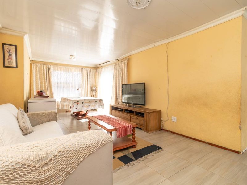 4 Bedroom House for Sale in Cosmo City - Photo 10