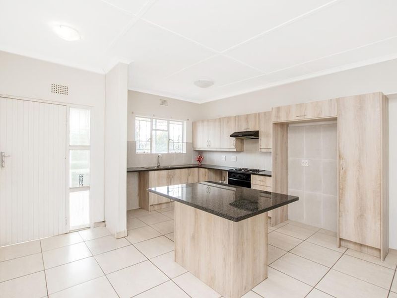Spacious Unit for sale in Floracliffe Roodepoort - Photo 3