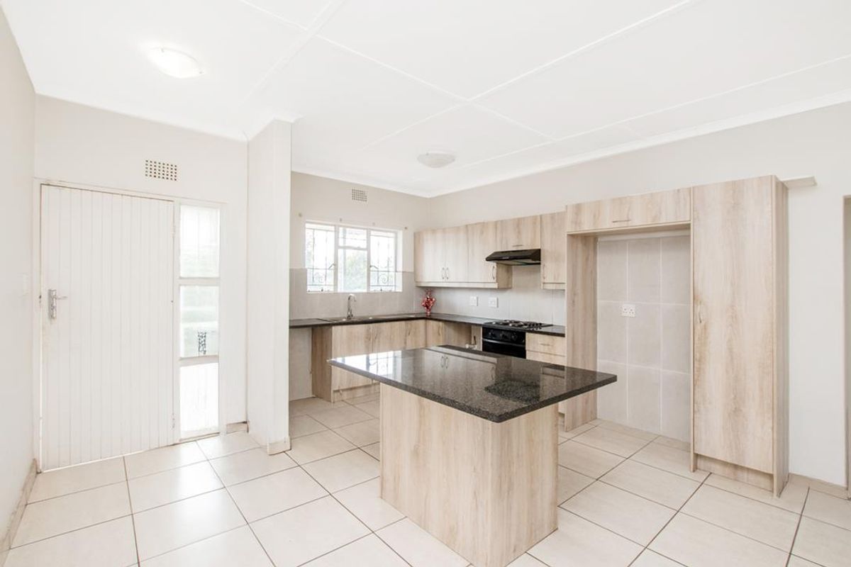 Spacious Unit for sale in Floracliffe Roodepoort - Photo 3