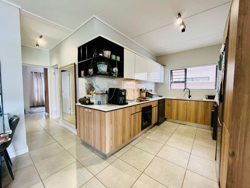 Luxurious 3 bedroom, lagoon facing apartment for rent at Munyaka Estate, Waterfall - Photo 9