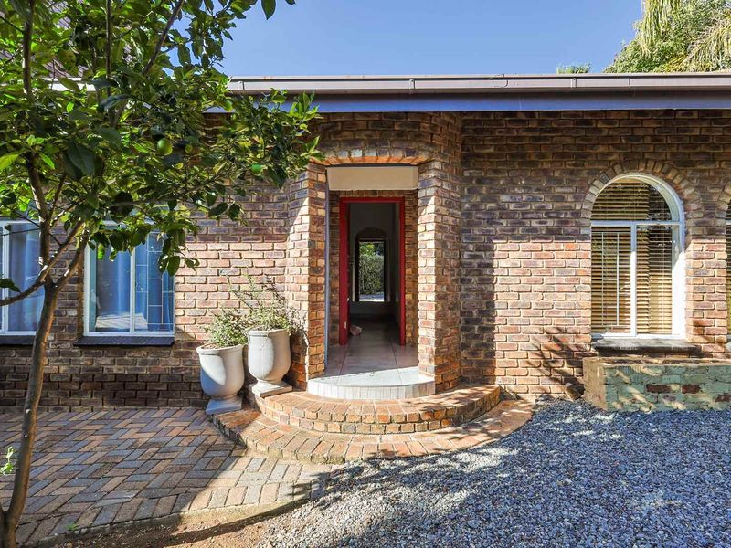 Fully Furnished Family Haven in Prime Garsfontein. - Photo 2
