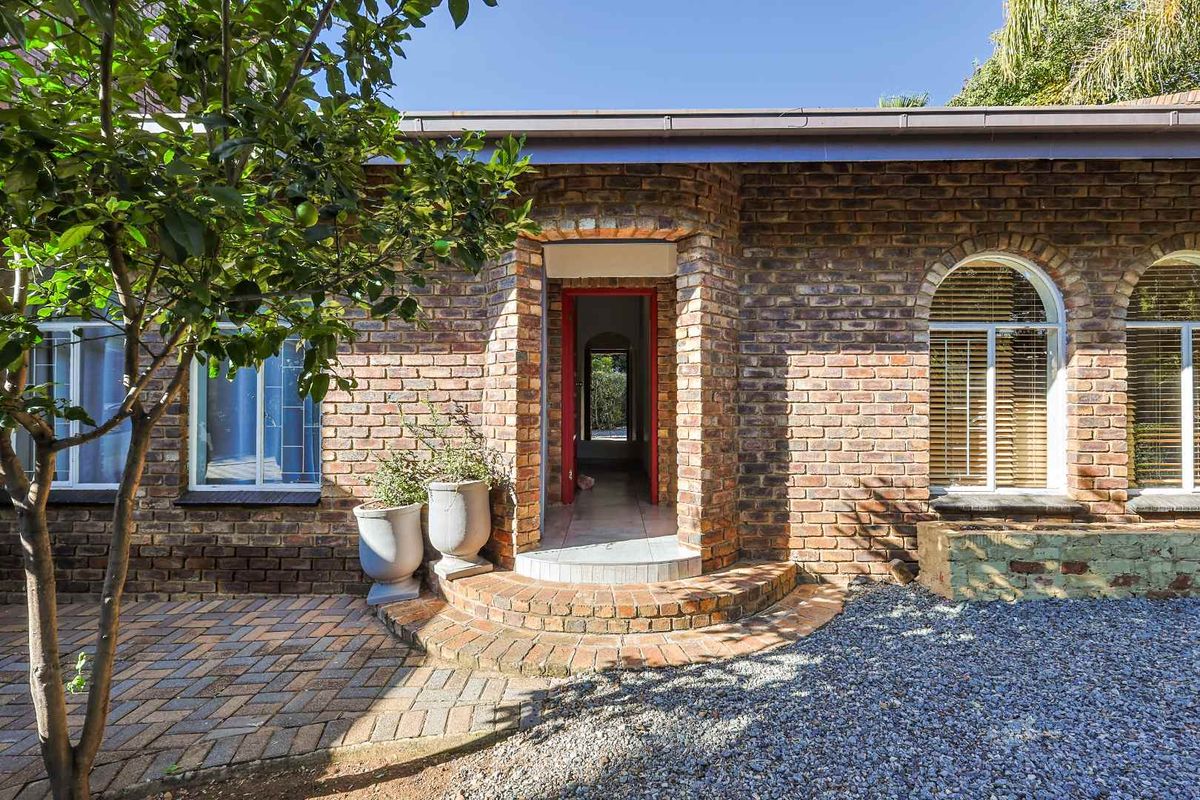 Fully Furnished Family Haven in Prime Garsfontein. - Photo 2
