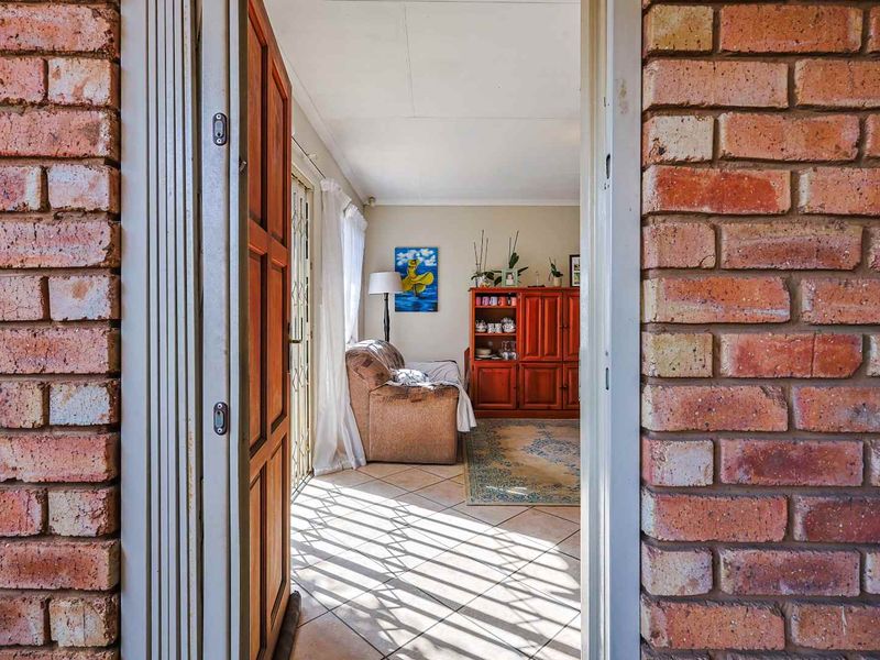 Picturesque 2-Bedroom Townhouse with Private Garden in Secure Lee Park Complex - Photo 4