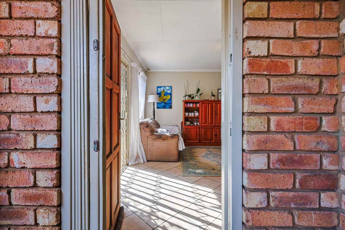 Picturesque 2-Bedroom Townhouse with Private Garden in Secure Lee Park Complex - Photo 4