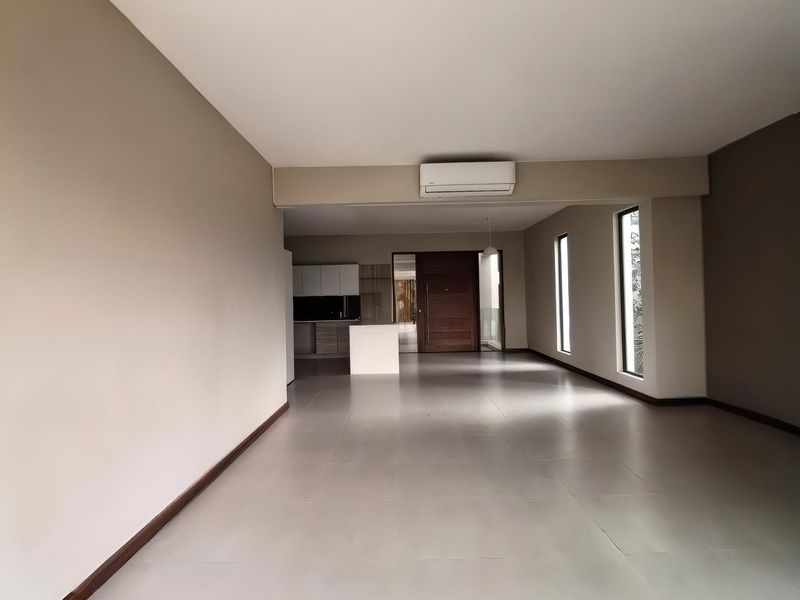 Elevate Your Lifestyle - Discover the First-Floor Penthouse at Le Savoy Residence - Photo 3