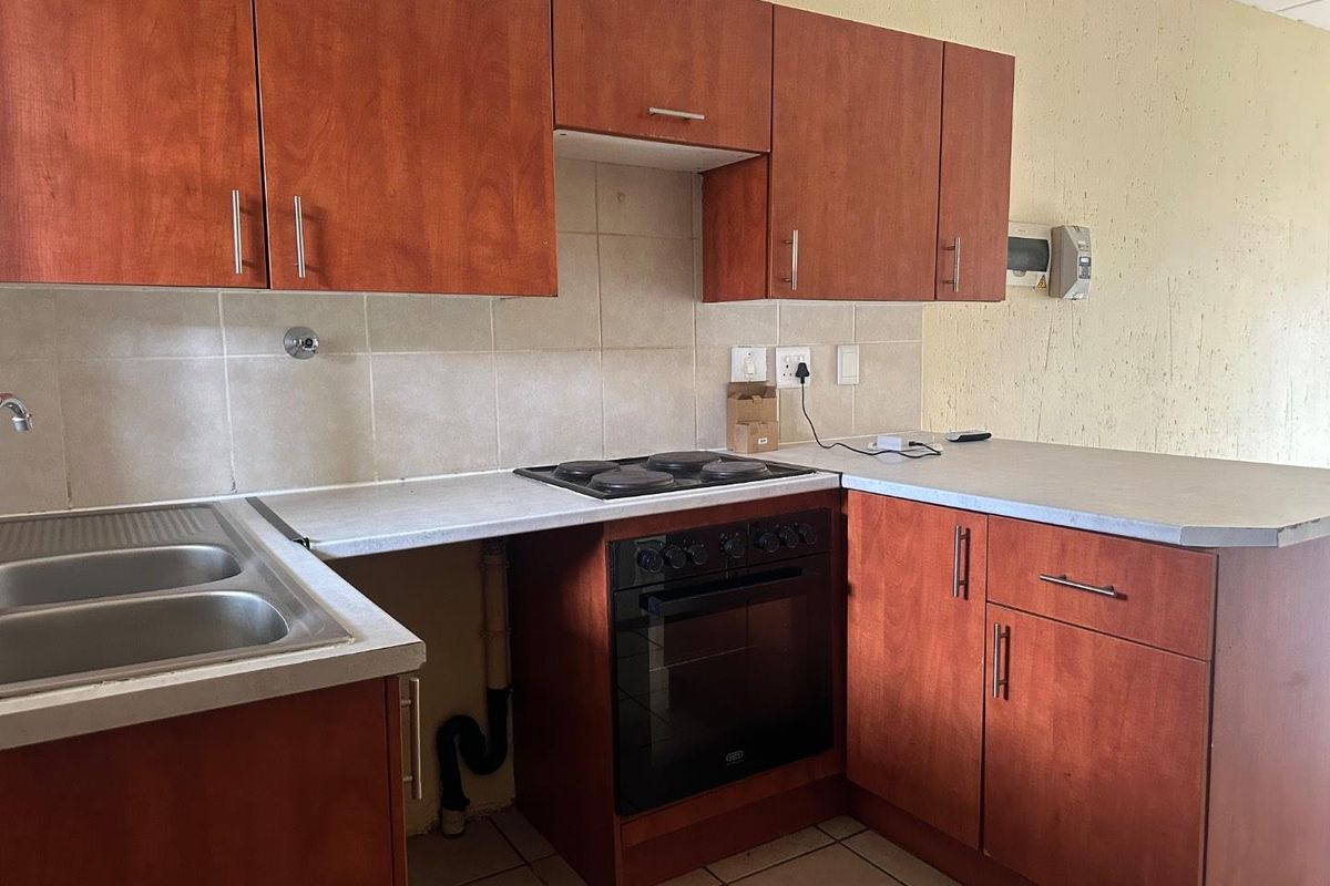 Spacious 2-Bedroom, 2-Bathroom Ground-Floor Apartment for Sale - Photo 2