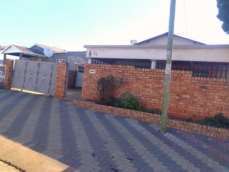 Spacious 3-Bedroom House for Rent in Palm ridge - Photo 2