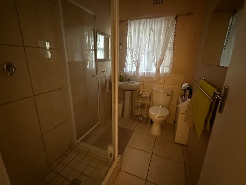 Spacious Centrally Located Apartment In Chrismar - Photo 6