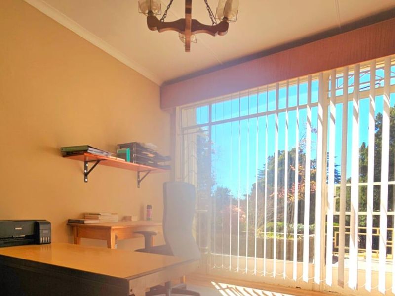 Exquisite Four-Bedroom Home Nestled in Nature – Your Private Oasis Awaits - Photo 10