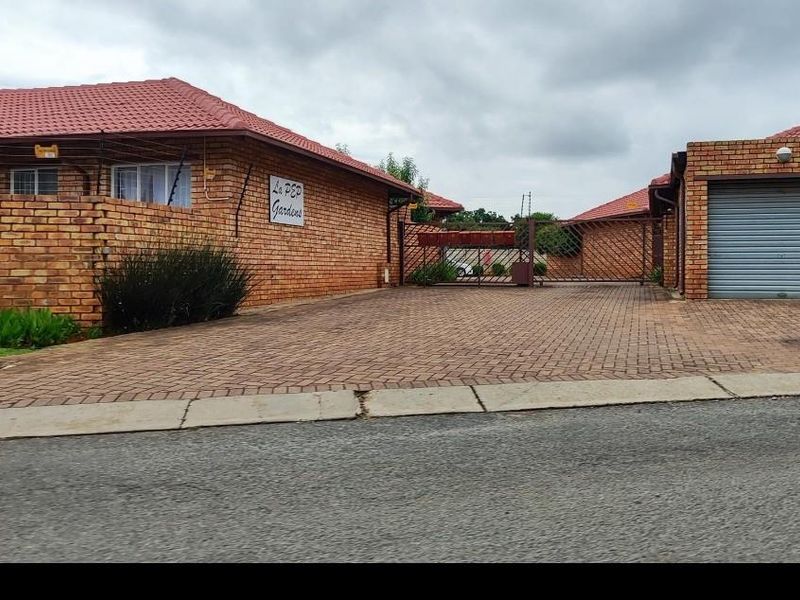 Simplex Townhouse - Photo 2