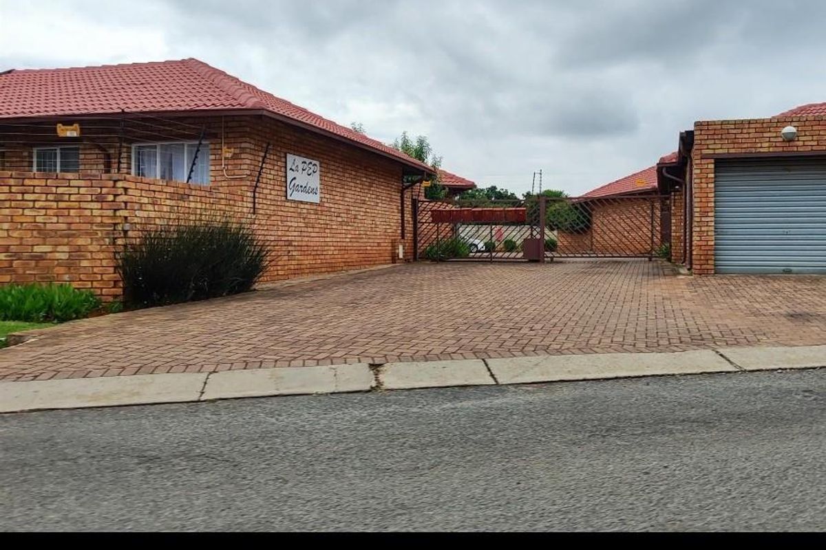 Simplex Townhouse - Photo 2