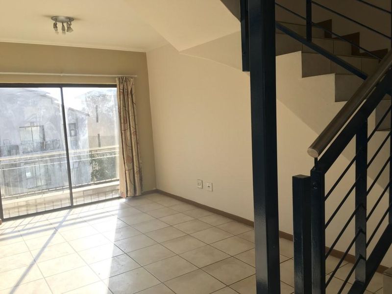 2 BEDROOM PENTHOUSE APARTMENT FOR SALE IN SUNNINGHILL. - Photo 2