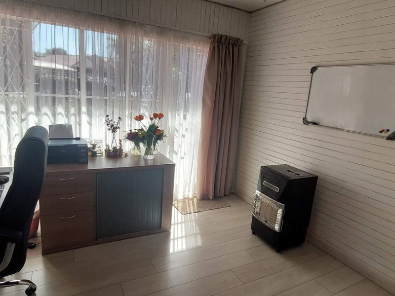 3 bedroom Entertainer with 2 bed Flat on Corner Stand - Photo 6