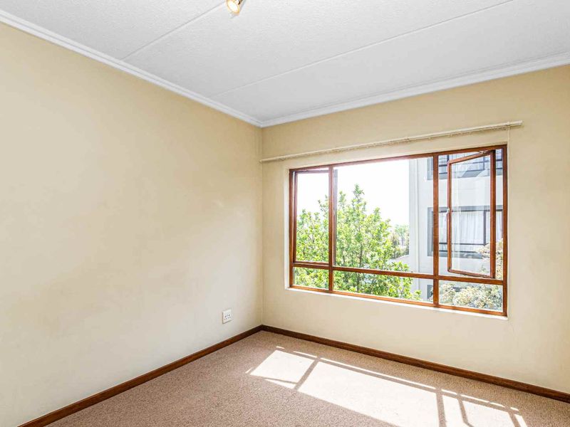 Charming 2 Bedroom Apartment in Secure Complex - Photo 9