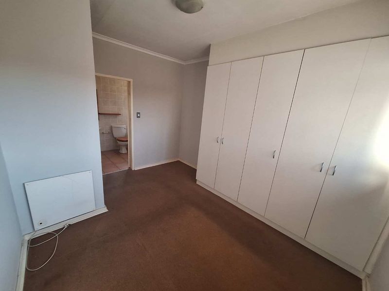 Top Floor Apartment – Spacious, Secure & Perfectly Located in North Riding - Photo 3