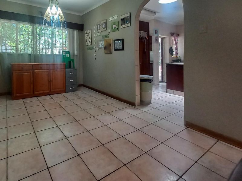 Lovely 3 Bedroom Family Home with Pool & Flatlet in Secure Boomed Area Edleen - Photo 9