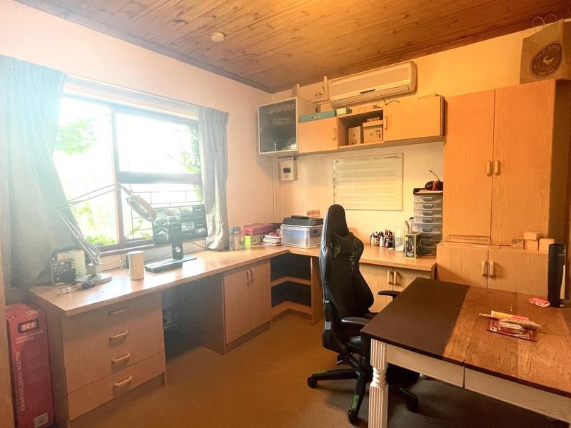 Modern Family Haven - Photo 10