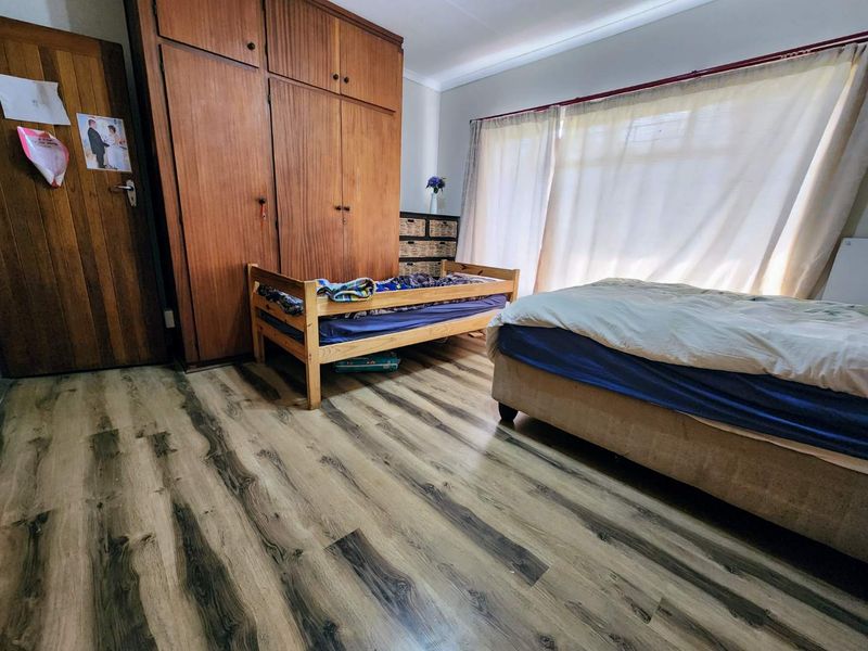 Stunning 4-Bedroom Off-The-Grid Home - Photo 9