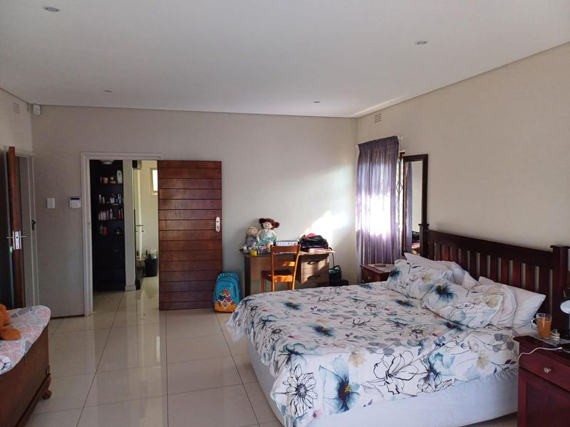 Exclusive Estate: Luxurious 4-Bed Home with Pool, 4 Garages, and 2 Investment Flats! - Photo 10