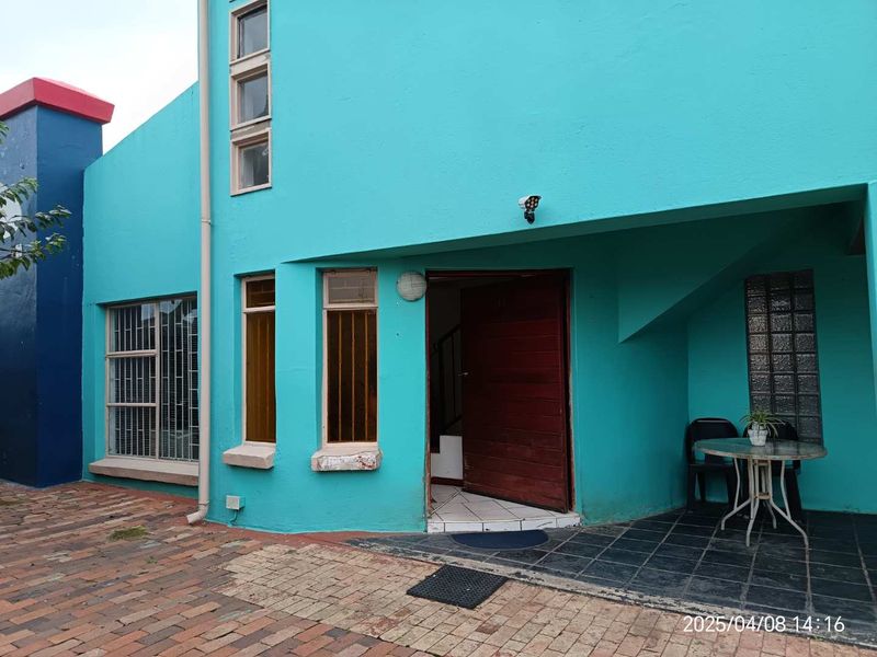 **Charming Multi-Level Home on the Border of Newlands and Sophiatown** - Photo 4