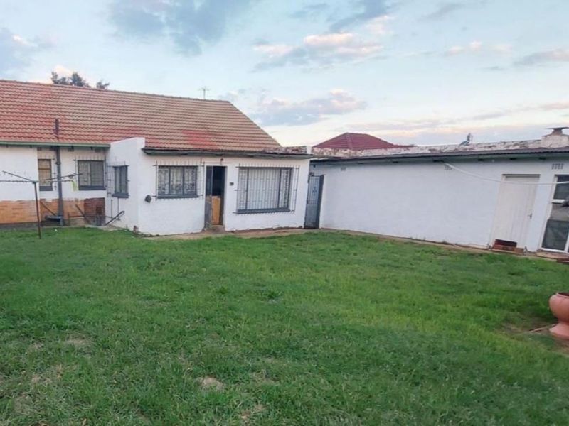 Charming 3-Bedroom Family Home for rent in Dinwiddie, Germiston - Photo 2