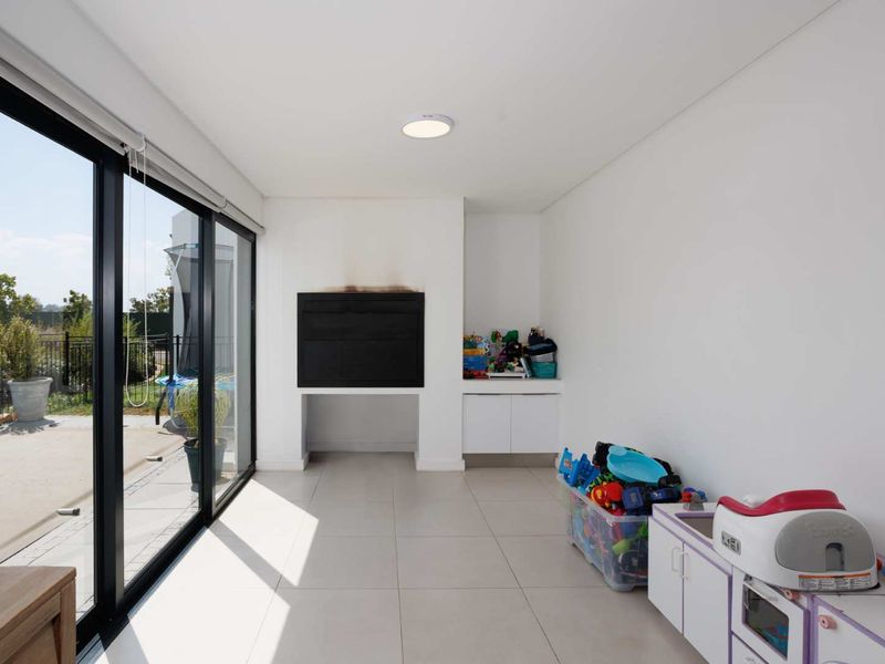 Three-Bedroom Family Home to Rent in Paarl Valleij Lifestyle Estate & Farm - Photo 8