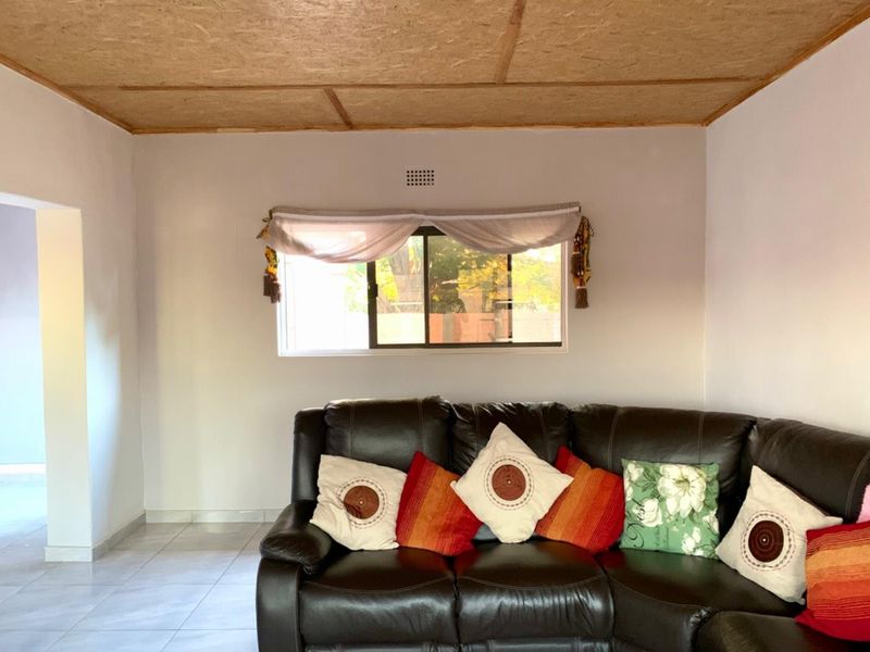 3-Bedroom Home with Versatile Flatlet & Double Garage – Prime Value in Okahandja! - Photo 10
