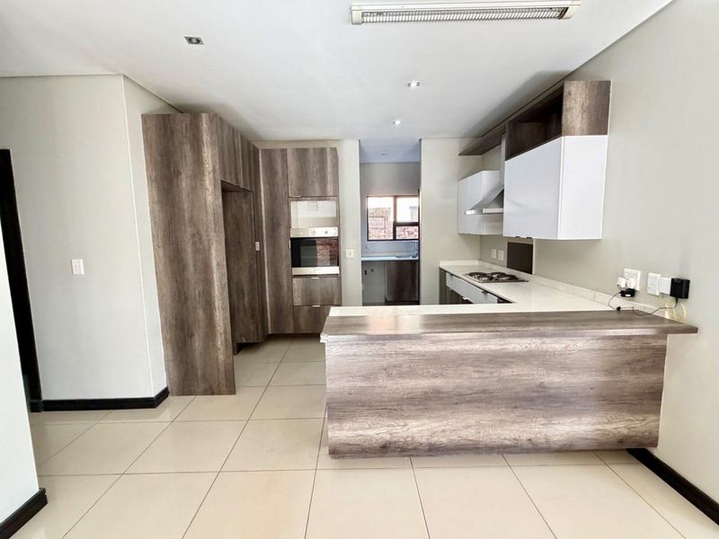 Comfortable Living: Open Plan Lounge and Dining Area - Photo 7