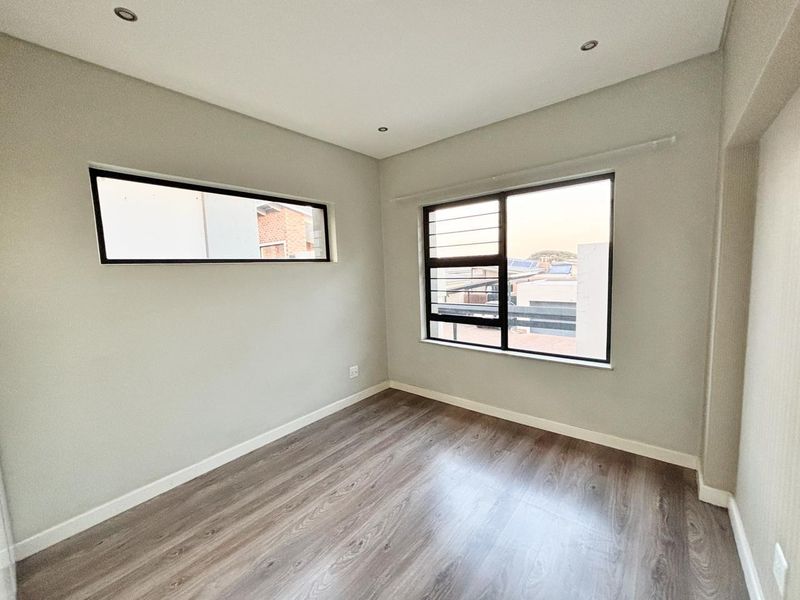 Modern, Light-Filled 2 Bedroom Apartment with Private Terrace – Farrarmere - Photo 9