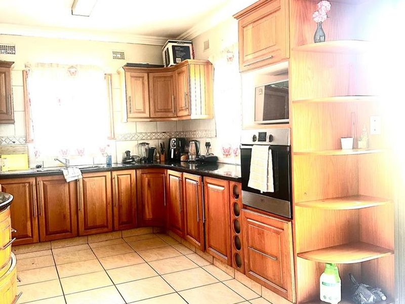 Elegant Townhouse Living with Staff Accommodation & Modern Comforts - Photo 4