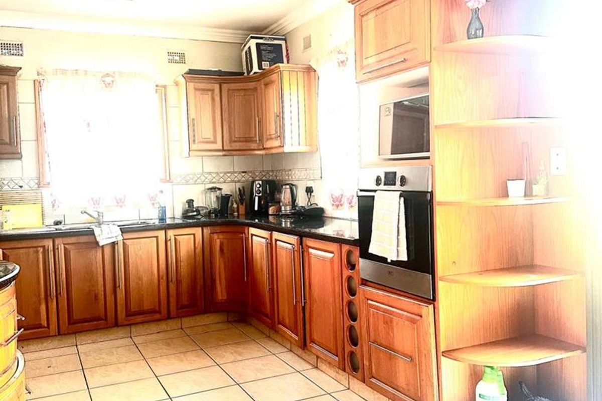 Elegant Townhouse Living with Staff Accommodation & Modern Comforts - Photo 4