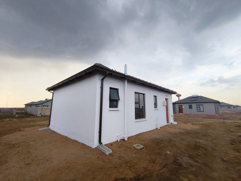 Elegant 3 Bedroom Tuscan Home for Sale in Windmill Park Secure Estate - Photo 3
