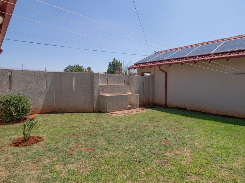 Security & Serenity at its best! Immaculate 3 Bedroom home - Photo 6