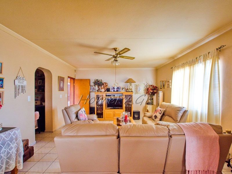 Central, Walvis Bay:  Spacious, very neat home in a good area, for sale - Photo 10