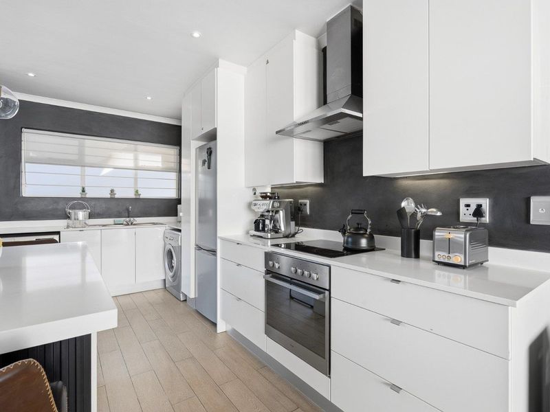 Turnkey, Renovated Apartment with Exceptional Outdoor Living - Photo 4