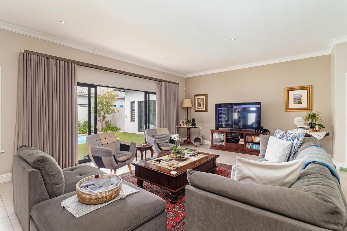 RARE FIND IN SAGEWOOD ESTATE - Photo 2