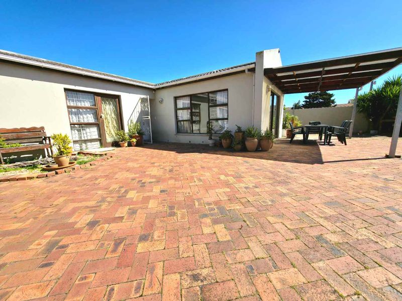 Spacious 4-Bedroom Family Home in Tygerhof, Cape Town - Photo 3