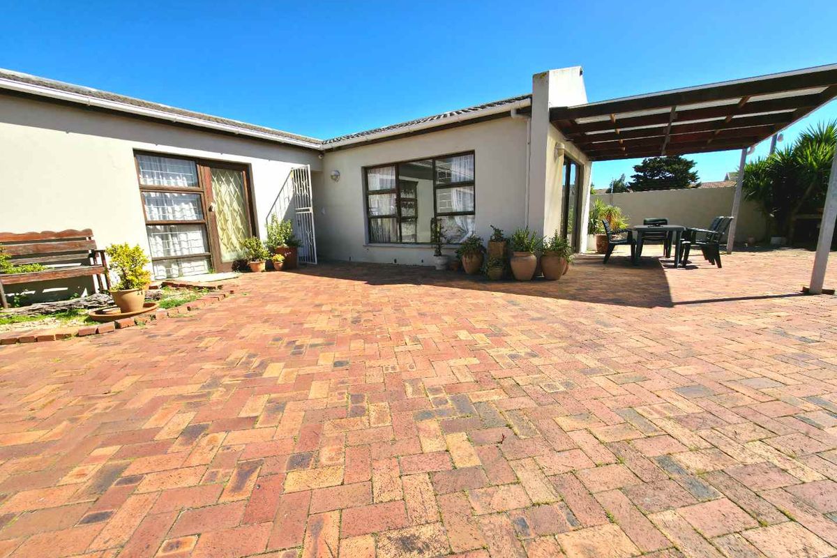 Spacious 4-Bedroom Family Home in Tygerhof, Cape Town - Photo 3