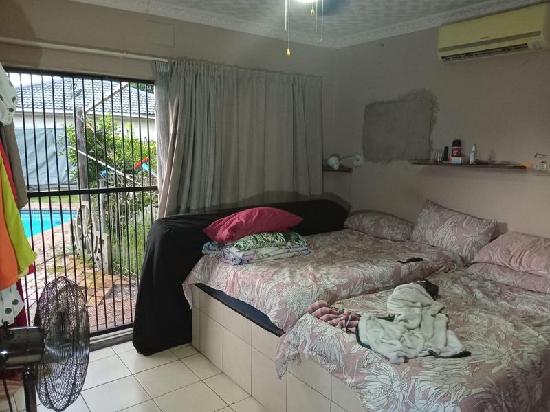 Spacious 3-Bedroom Family Home with Staff Accommodation & Pool - Photo 5