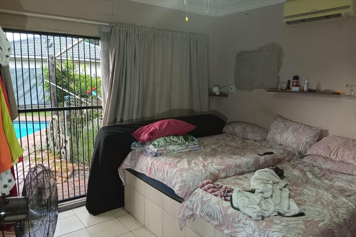 Spacious 3-Bedroom Family Home with Staff Accommodation & Pool - Photo 5