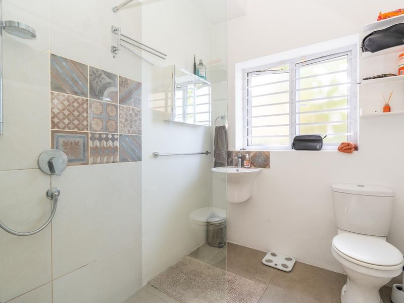 Renovated 2 Bedroom Ground Floor Unit with Garden Access - Photo 9