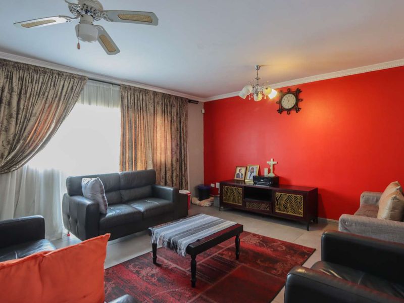 6-Bedroom Double-Storey + 2 Income-Generating Flats – Earn R11,000pm! - Photo 9