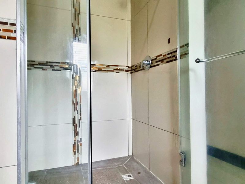 202m2 3 Bedroom Split-Level Townhouse with Garden for Sale in Izinga - Photo 10
