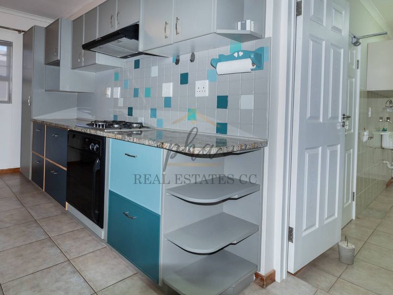 SPACIOUS Home with Flat & 4 Garages - Photo 5