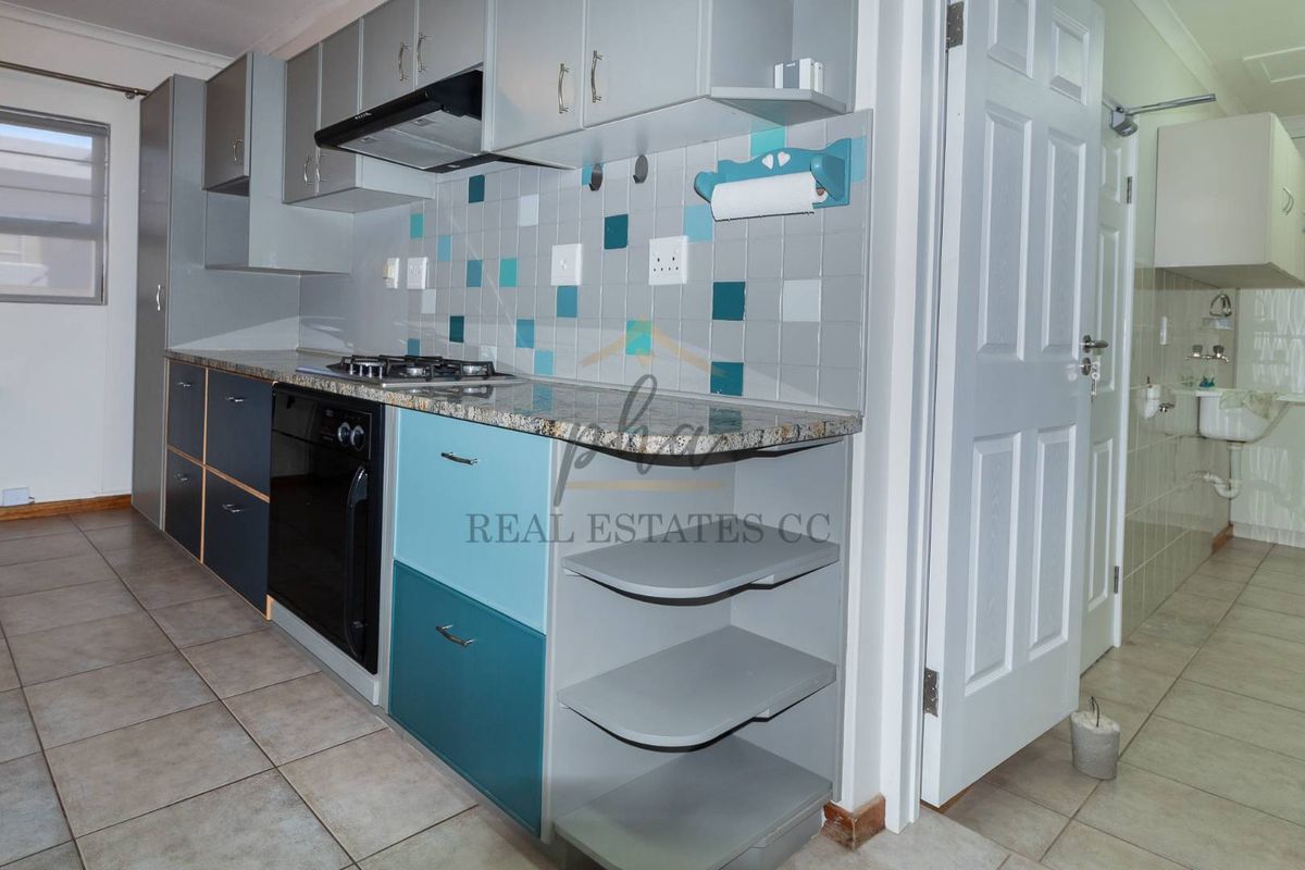 SPACIOUS Home with Flat & 4 Garages - Photo 5