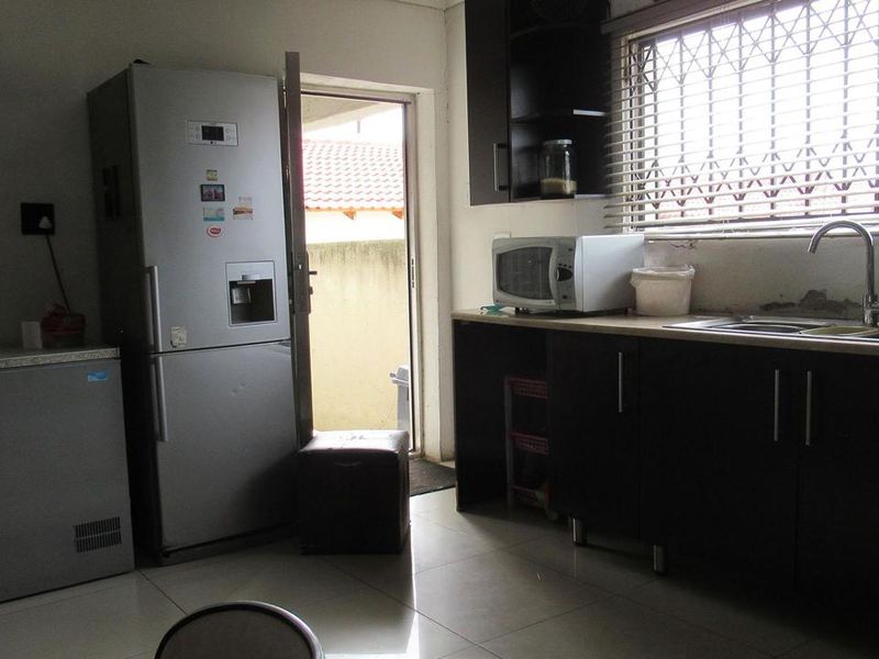 3 Bedroom House for sale in Mondeor - Photo 5