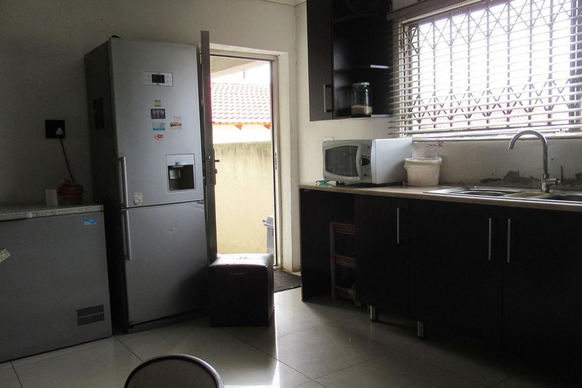 3 Bedroom House for sale in Mondeor - Photo 5